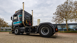 20251019-Tom-Holding-00007